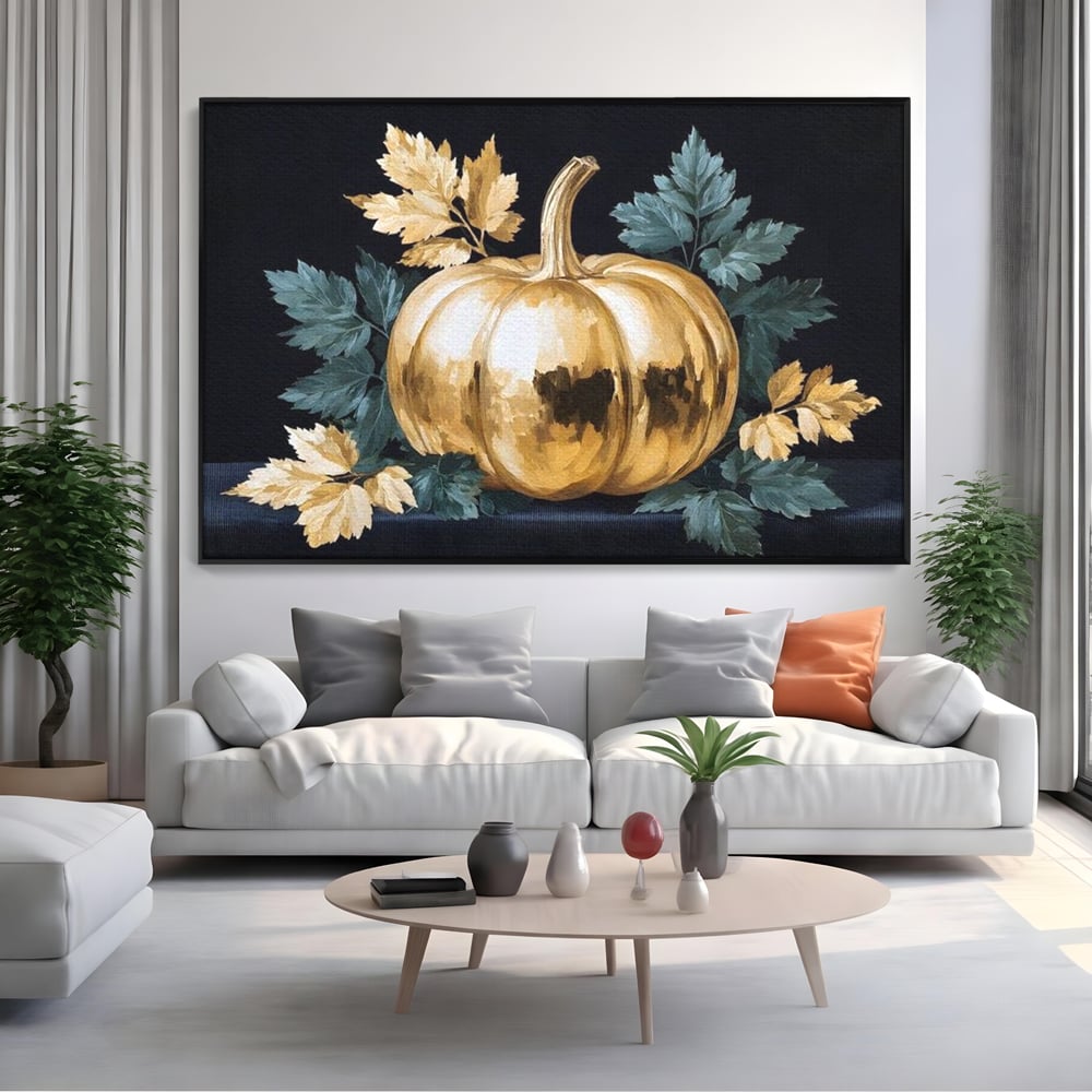 Tablou canvas cu tablou cu dovleac auriu si frunze, in rama de aluminiu negru, pe perete intr-un living
